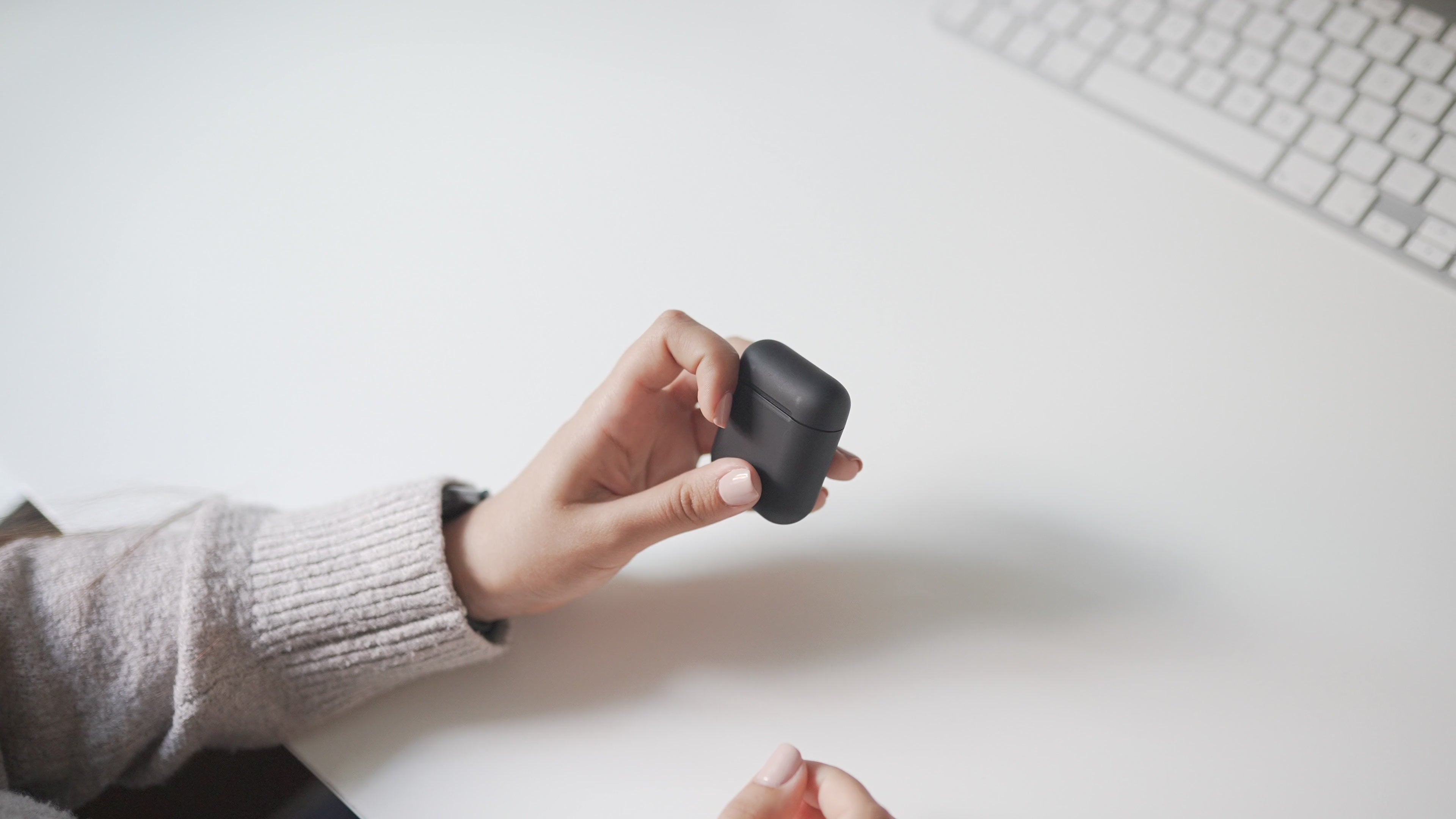 Load video: Designed for comfort and performance, they deliver immersive audio whether you're working, exercising, or on the go. With extended battery life and seamless connectivity, stay connected all day long.